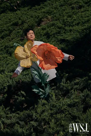 李现文艺鲜花大片写真图片