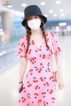 吴昕印花连衣裙机场照图片