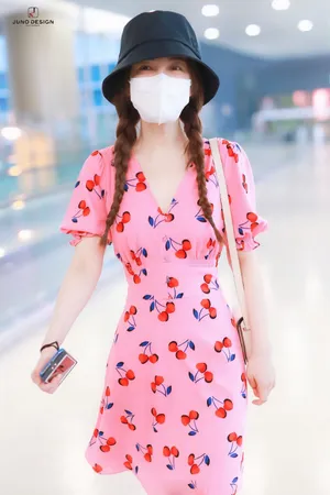 吴昕印花连衣裙机场照图片