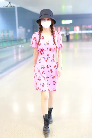 吴昕印花连衣裙机场照图片_4