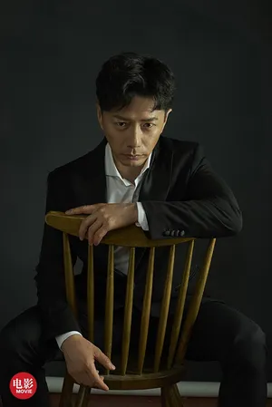 段奕宏黑色西装帅气图片
