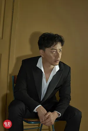 段奕宏黑色西装帅气图片