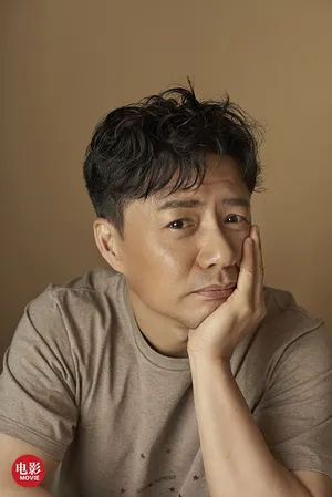 段奕宏黑色西装帅气图片_5