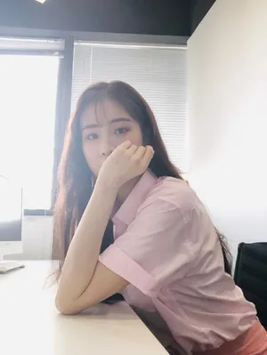 徐紫茵粉色衬衣唯美图片