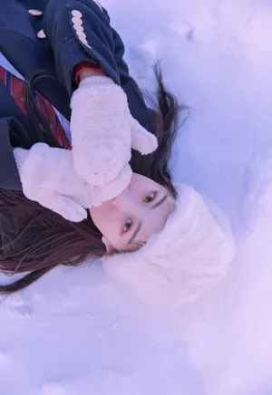 徐紫茵唯美雪地制服写真图片