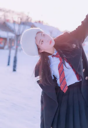 徐紫茵唯美雪地制服写真图片_5