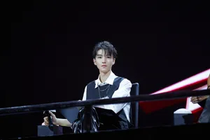 王俊凯锡纸烫清爽帅气图片_2