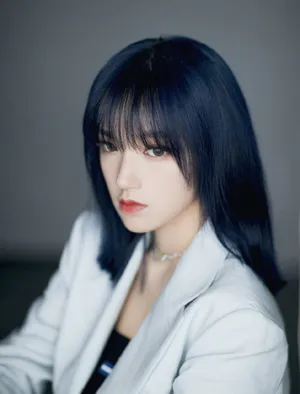 程潇时尚干练西装裙写真图片_2