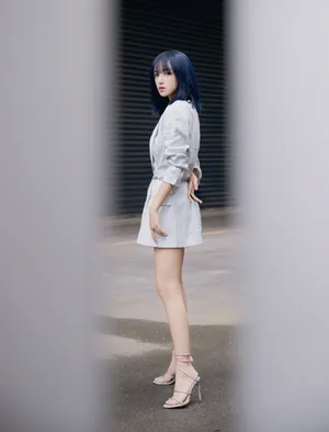 程潇时尚干练西装裙写真图片_3