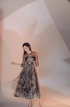 景甜黑色纱裙优雅写真图片_1