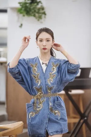 金晨白衫清新甜美写真图片_3