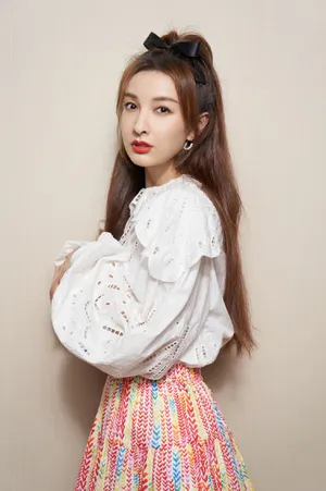 吴昕编织彩裙柔美写真图片