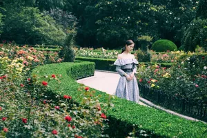刘诗诗格子裙优雅写真图片_1