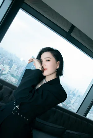李斯丹妮黑色西装魅力写真图片_2
