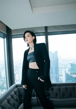 李斯丹妮黑色西装魅力写真图片_3