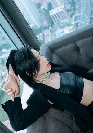 李斯丹妮黑色西装魅力写真图片_4