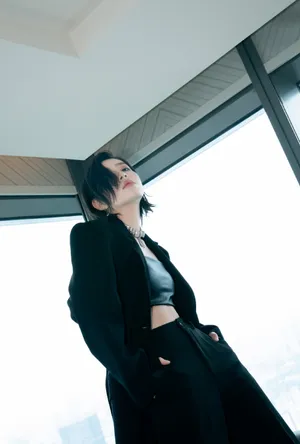 李斯丹妮黑色西装魅力写真图片_5
