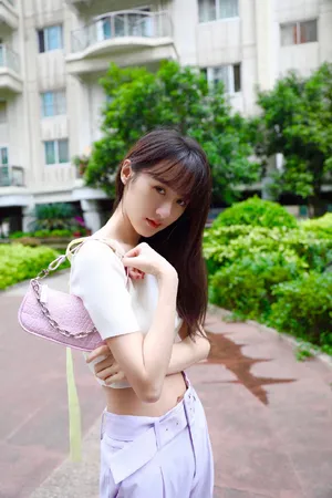 袁冰妍露脐装俏皮写真图片