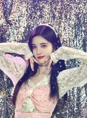 鞠婧祎养眼舞台活动照图片