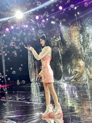 鞠婧祎养眼舞台活动照图片_4