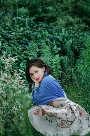 王子文优雅花间写真图片第1张