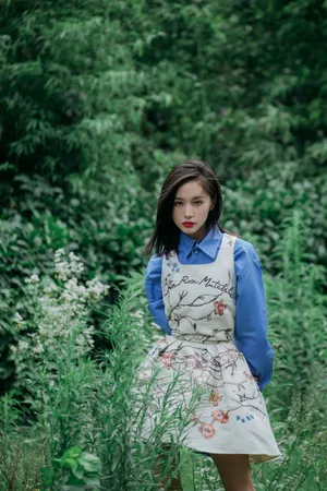 王子文优雅花间写真图片_2