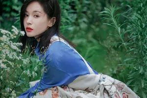 王子文优雅花间写真图片_3
