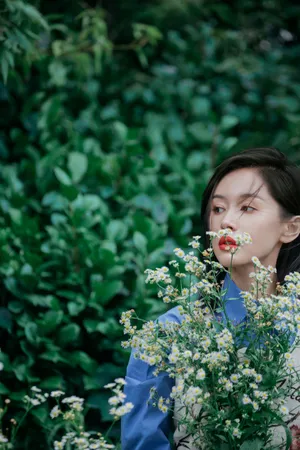 王子文优雅花间写真图片_4