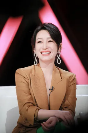 秦海璐高开叉绿裙性感综艺图片