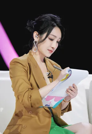 秦海璐高开叉绿裙性感综艺图片_5