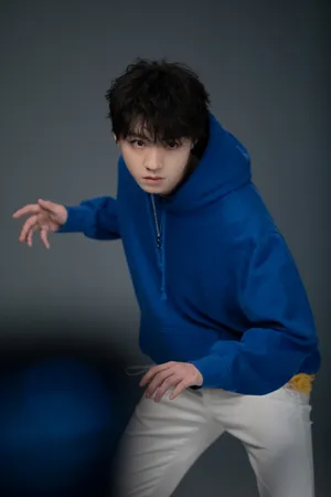 王俊凯蓝色卫衣精致写真图片