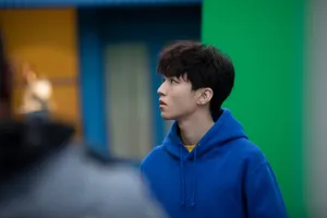 王俊凯蓝色卫衣精致写真图片_5