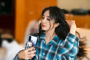 杨幂卷发成熟性感写真图片