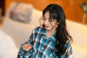 杨幂卷发成熟性感写真图片_2