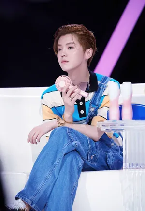 鹿晗牛仔背带裤帅气图片_6