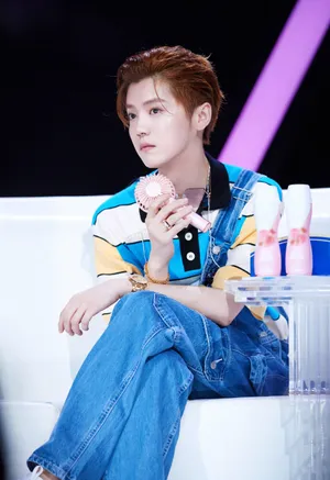 鹿晗牛仔背带裤帅气图片_9