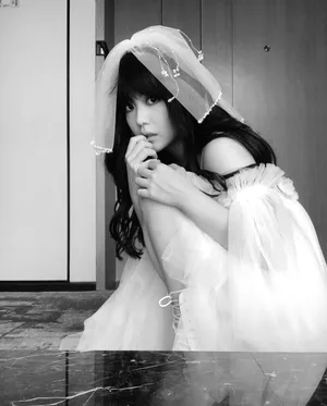 赖美云暗黑新娘风自拍照图片_7