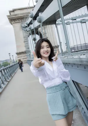 梁洁清新养眼桥上写真图片