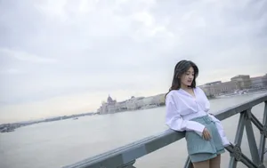 梁洁清新养眼桥上写真图片_2