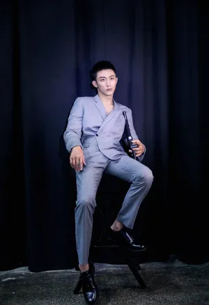 黄景瑜灰色西装造型写真图片