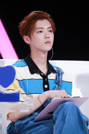 鹿晗牛仔背带裤复古帅气图片