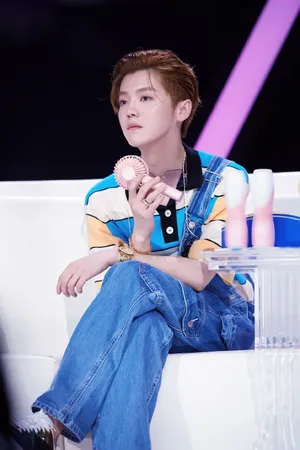 鹿晗牛仔背带裤复古帅气图片_3