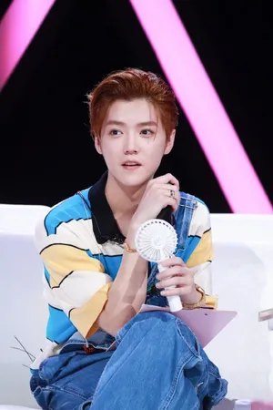 鹿晗牛仔背带裤复古帅气图片_5