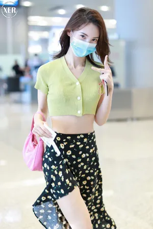 金晨印花开叉半裙清新街拍图片
