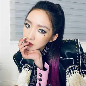 孟美岐烟熏妆造型酷美写真图片