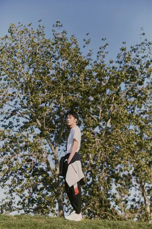 刘学义清爽白T写真图片_3