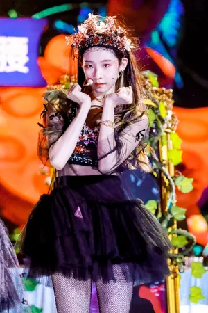 张艺凡《怪女孩》性感舞台照图片
