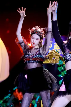 张艺凡《怪女孩》性感舞台照图片_2