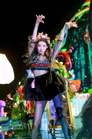 张艺凡《怪女孩》性感舞台照图片_3