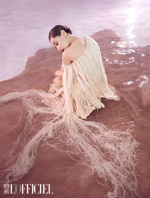 王子文水上裸背大片写真图片_5
